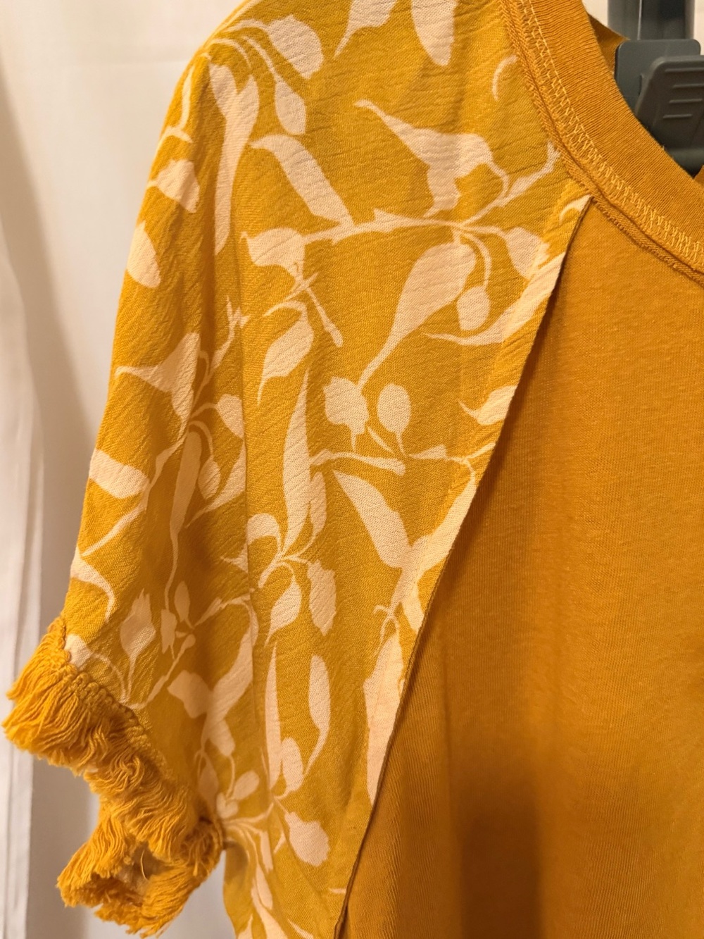 Umgee Women’s Size large Mustard Yellow Mixed-Print Women’s top - Picture 2 of 7